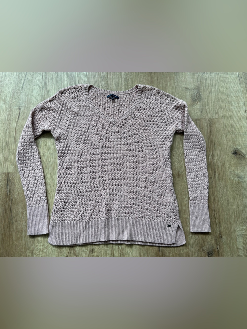 American Eagle Outfitters Textured V-Neck Sweater in Dusty Mauve